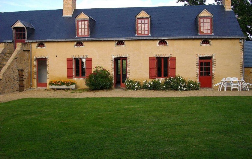 Location de vacances - Gîte à Noyant-la-Gravoyère - vue extérieure 