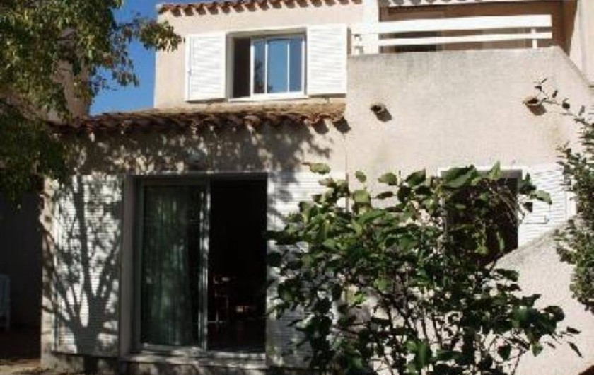 Location de vacances - Villa à Portiragnes - Villa B, vue du jardin côté sud: terrasse séjour et chambre du rdc.