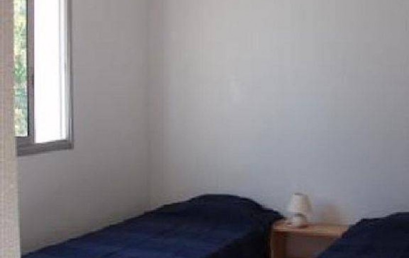 Location de vacances - Villa à Portiragnes - Villa B, vue d'une chambre à deux lits simples au premier étage, côté sud.