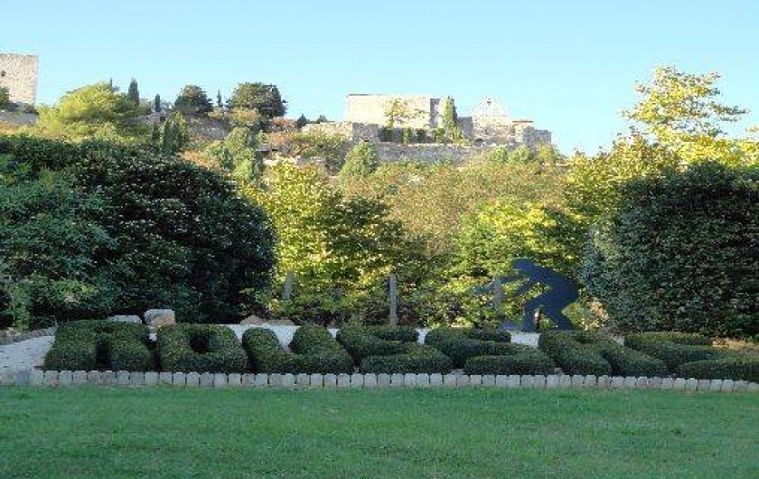 Location de vacances - Villa à Roussas - Vue depuis l'entrée du village sur le château