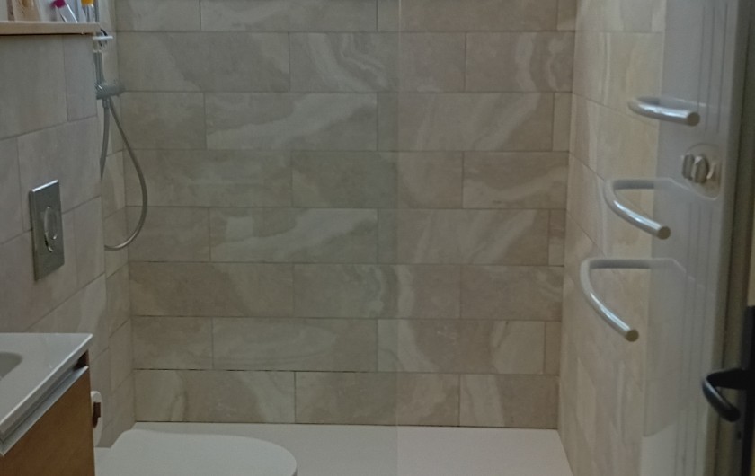 Location de vacances - Villa à Roussas - Salle de douche avec un WC