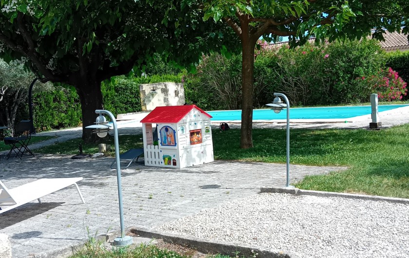 Location de vacances - Villa à Roussas - Piscine avec petite maison pour enfant, à disposition toboggan et divers jeux