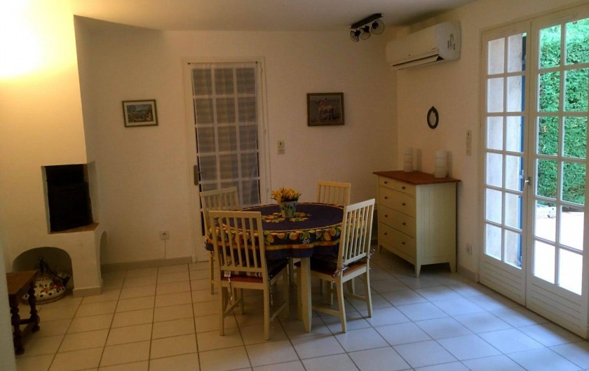 Location de vacances - Villa à Sainte-Maxime - le salon / salle à manger