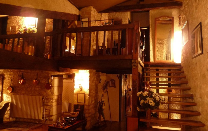 Location de vacances - Moulin à Migné-Auxances - escalier et loggia déservant 3 chambres + 1 salle de douche