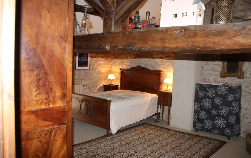 Location de vacances - Moulin à Migné-Auxances - chambre 2  a l'étage 1 lit double+ 2 lits simples pliants