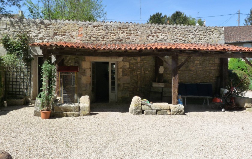 Location de vacances - Moulin à Migné-Auxances - la petite grange ou sont la cuisine d'été et la remise des meubles de jardin