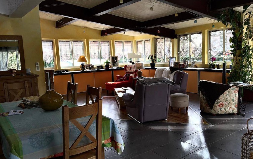 Location de vacances - Chambre d'hôtes à Grayan-et-l'Hôpital - Salle commune de vie de 50m2 lumineuse donnant sur la terrasse orientée sud-est