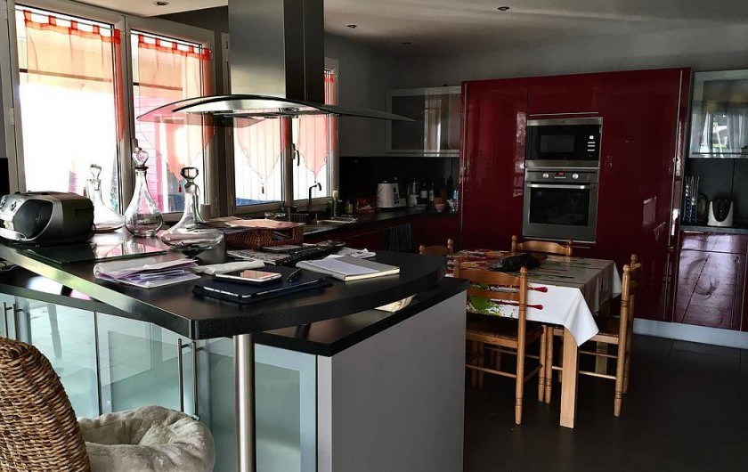 Location de vacances - Chambre d'hôtes à Grayan-et-l'Hôpital - Cuisine ouverte de 20m2 donnant sur la veranda