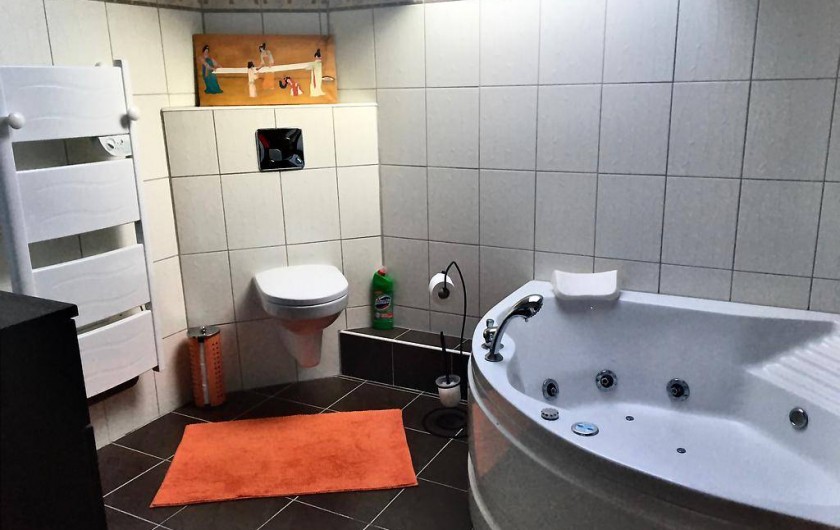 Location de vacances - Chambre d'hôtes à Grayan-et-l'Hôpital - Salle de bain de 10m2 avec baignoire de balnéothérapie
