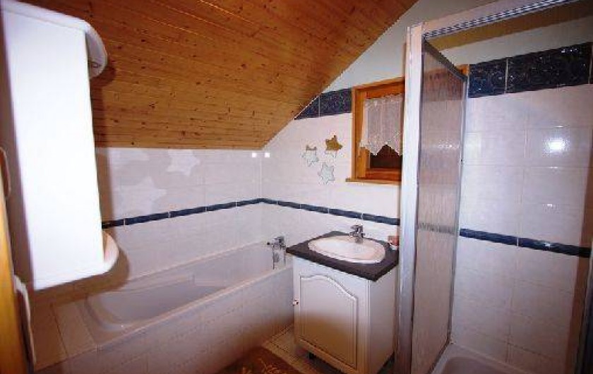 Location de vacances - Chalet à Xonrupt-Longemer - sdb avec baignoire et douche