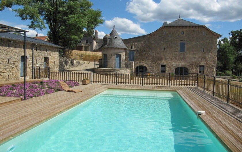 Location de vacances - Gîte à Roussennac - Vue du Mas depuis la piscine