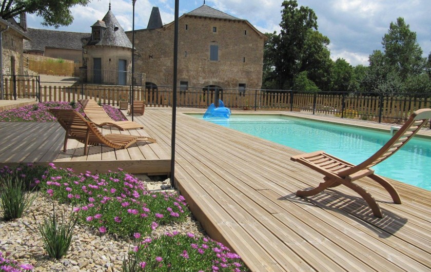 Location de vacances - Gîte à Roussennac - Vue du Mas depuis la piscine