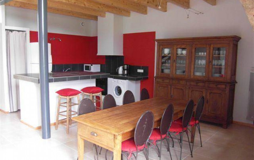 Location de vacances - Gîte à Roussennac - Salle à manger du gîte avec cuisine américaine