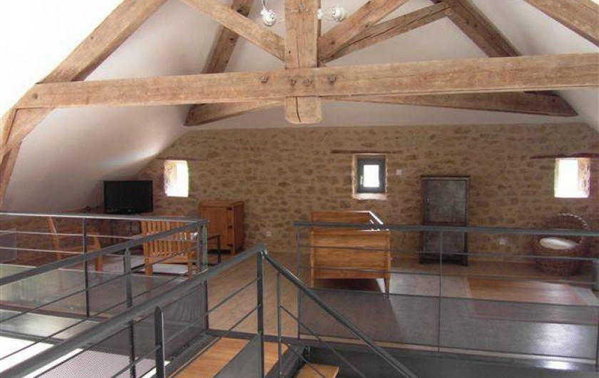 Location de vacances - Gîte à Roussennac - Mezzanine du gîte accueillant le salon