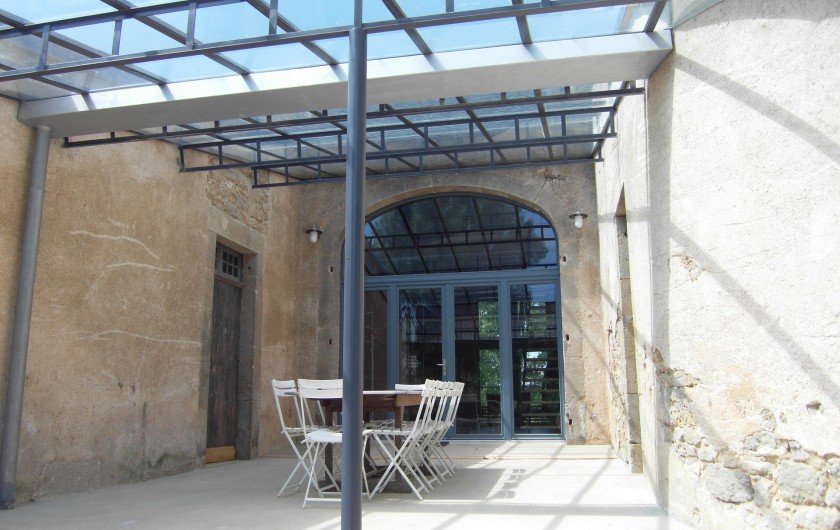 Location de vacances - Gîte à Roussennac - Terrasse couverte à l'entrée du gîte