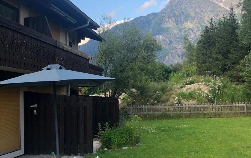 Location de vacances - Appartement à Chamonix-Mont-Blanc - Terrasse extérieure vous permettant de manger dans l'herbe