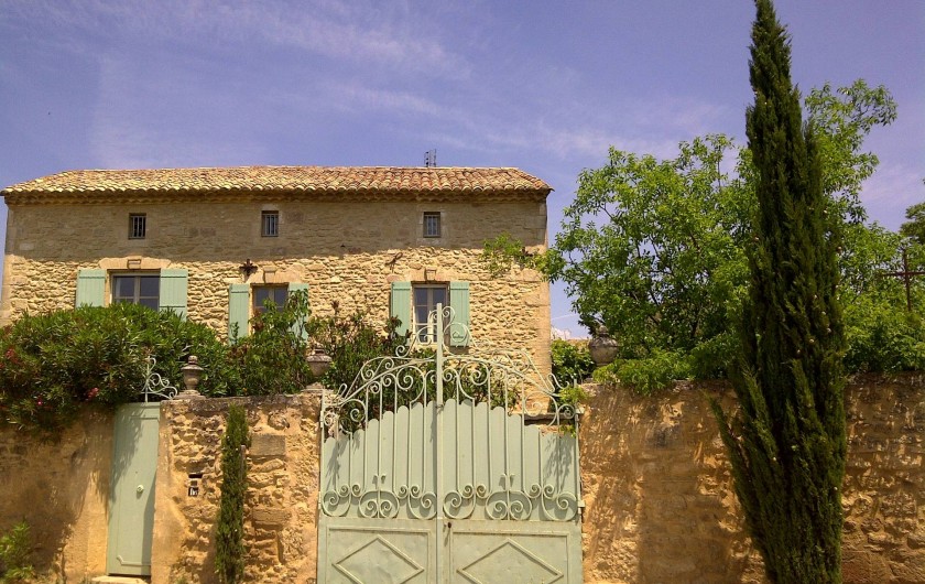 Location de vacances - Mas à Castillon-du-Gard - Au calme, mas de pierre entièrement clos de murs