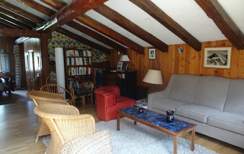 Location de vacances - Chalet à Les Houches - Le salon et sa bibliothèque