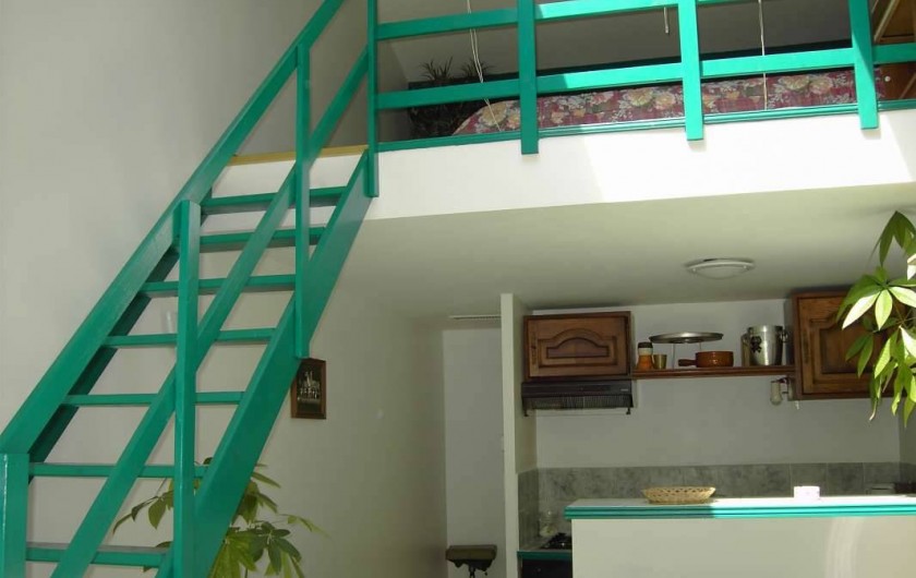 Location de vacances - Studio à Sainte-Maxime - Accés  a la Mezzanine  lit confortable 140