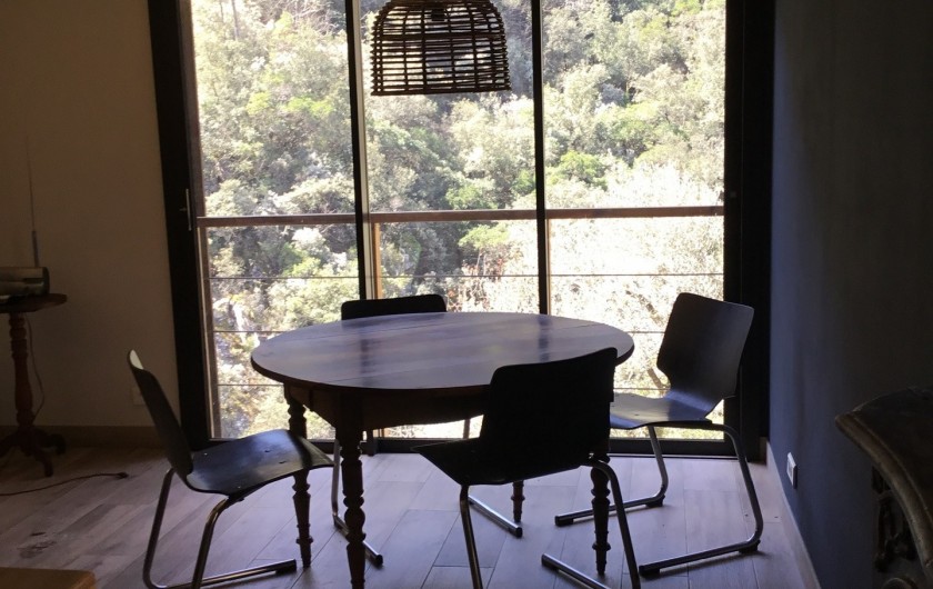 Location de vacances - Gîte à Mialet - Le séjour avec sa baie vitrée ( gîte de l'Olivier)