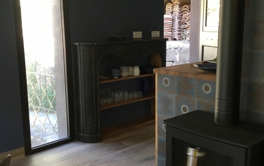 Location de vacances - Gîte à Mialet - La cuisine adossée au poêle ( gîte de l'Olivier)