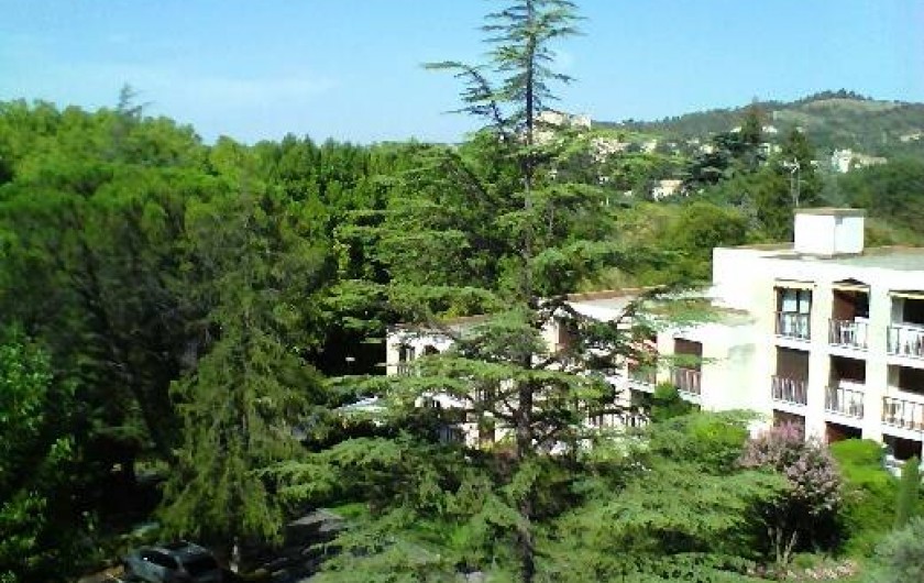 Location de vacances - Studio à Gréoux-les-Bains - Vue du studio, orientation S/O
