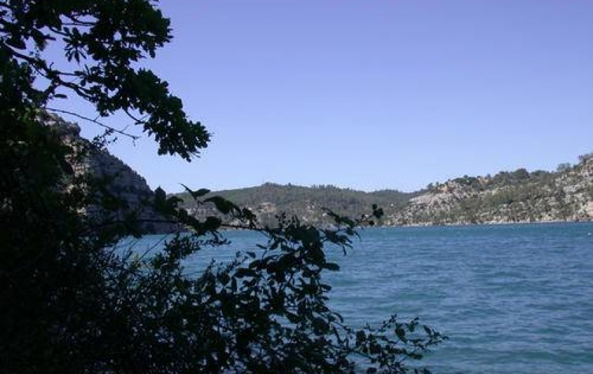 Location de vacances - Studio à Gréoux-les-Bains - Le lac d'Esparron