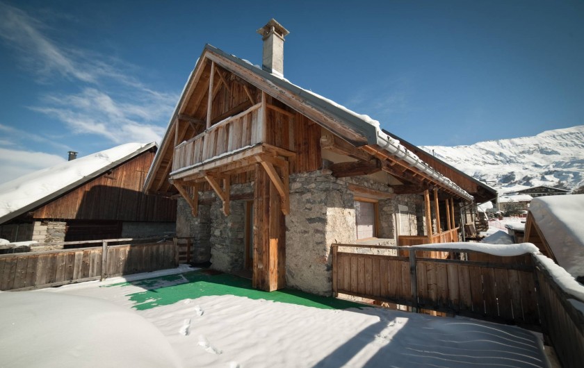Location de vacances - Appartement à Albiez-le-Vieux - vue extérieure terrasse hiver