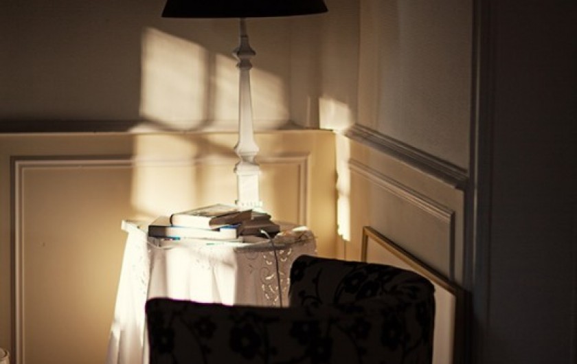 Location de vacances - Chambre d'hôtes à Salies-de-Béarn - lecture au salon