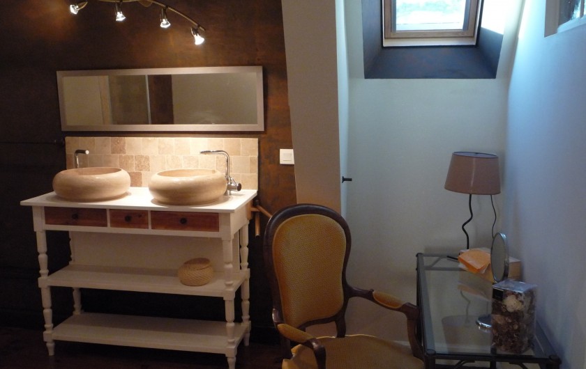 Location de vacances - Chambre d'hôtes à Salies-de-Béarn - salle de bain travertin