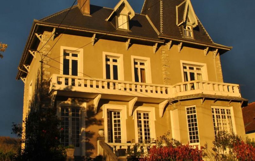 Location de vacances - Chambre d'hôtes à Salies-de-Béarn - la villa Hortebise façade en automne