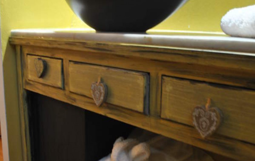 Location de vacances - Chambre d'hôtes à Salies-de-Béarn - Vasque de salle de bain de la Tour