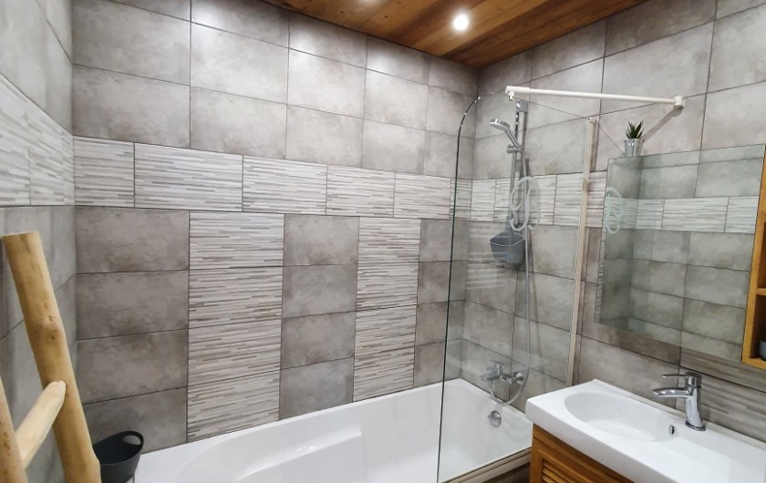 Location de vacances - Appartement à Villaroger - Salle de bain baignoire/douche