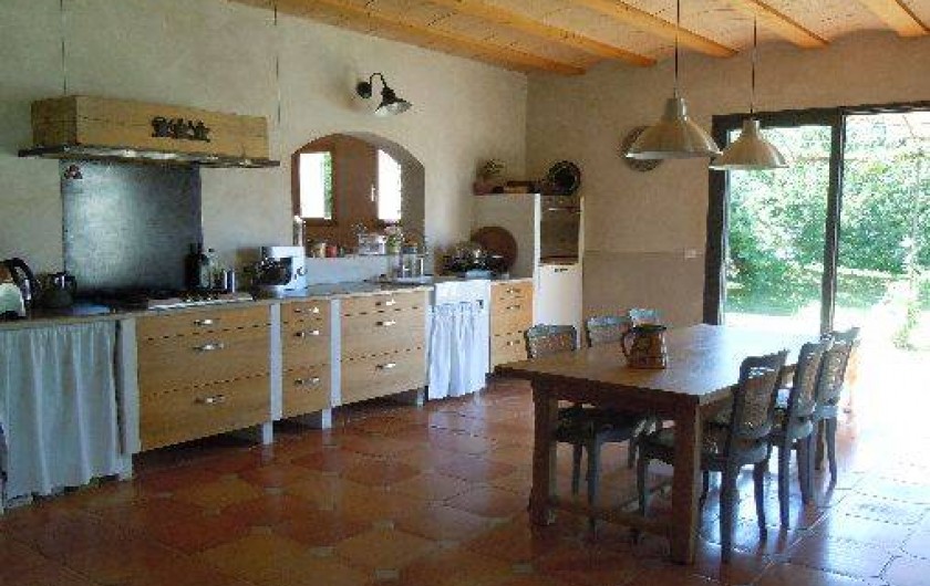 Location de vacances - Villa à Uzès - Cuisine de 25 m2 ouverte sur le salon