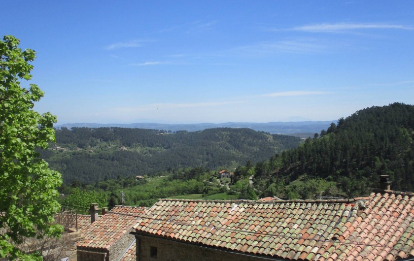 Vue panoramique de la terrasse sur le Mont Ventoux et les collines environnantes