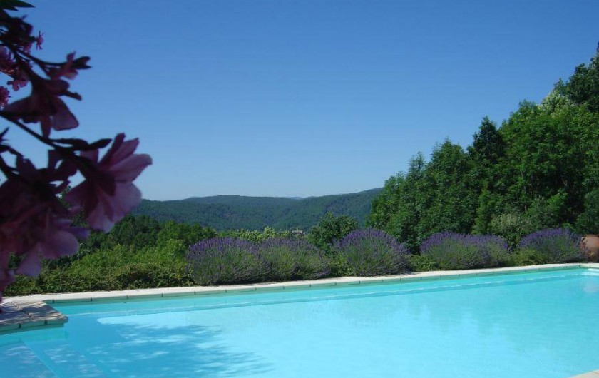 Location de vacances - Gîte à Chassiers - Vue panoramique de la piscine