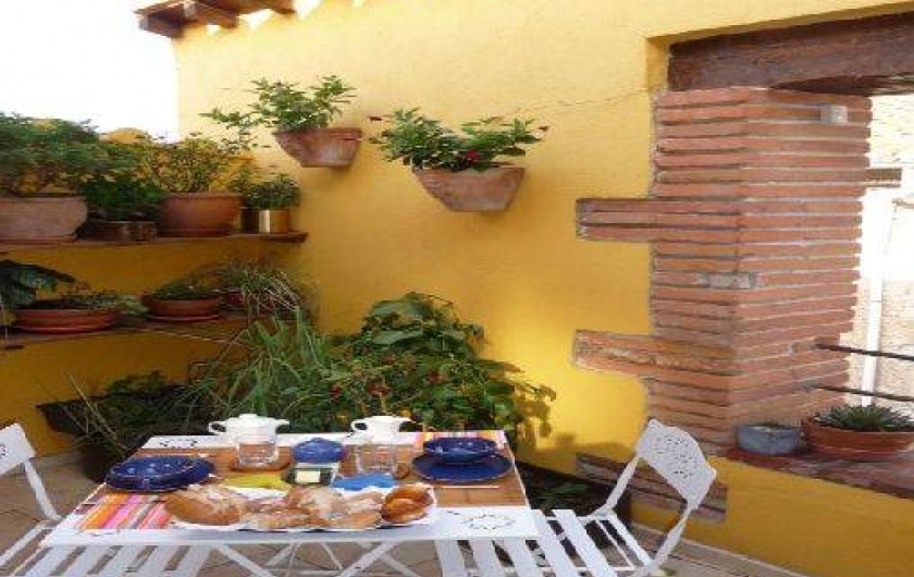 Location de vacances - Chambre d'hôtes à Tautavel - Petit-déjeuner sur la terrasse