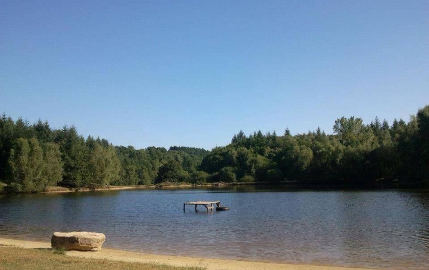 Location de vacances - Bungalow - Mobilhome à Villefranche-de-Rouergue - vue du lac