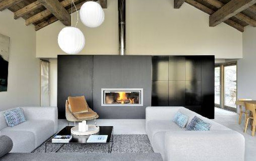 Location de vacances - Chalet à Saint-Martin-de-Belleville - Vue du salon double hauteur avec sa cheminée.