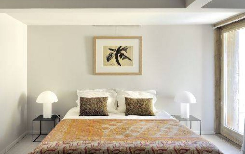 Location de vacances - Chalet à Saint-Martin-de-Belleville - Détail de la chambre master avec sa terrasse.