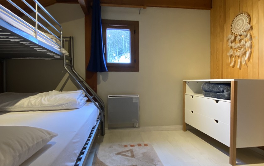 Location de vacances - Chalet à Ustou - chambre 3 à l'étage (1 lit d e140 + 1 lit de 90) + rangements