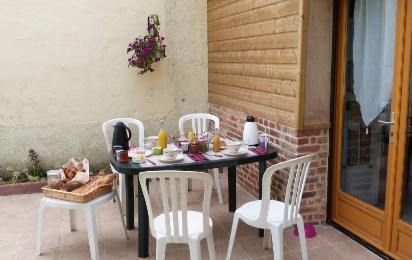 Location de vacances - Gîte à Tours-en-Vimeu - la terrasse coté jardin, salon de jardin, transat, barbecue  et jeux