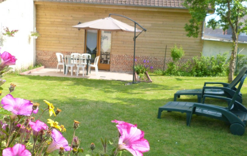 Location de vacances - Gîte à Tours-en-Vimeu - le jardin clos et donnant sur les pâtures avec les chevaux