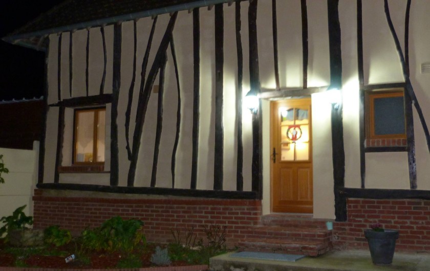 Location de vacances - Gîte à Tours-en-Vimeu - façade du gite avec parking privé et sécurisé