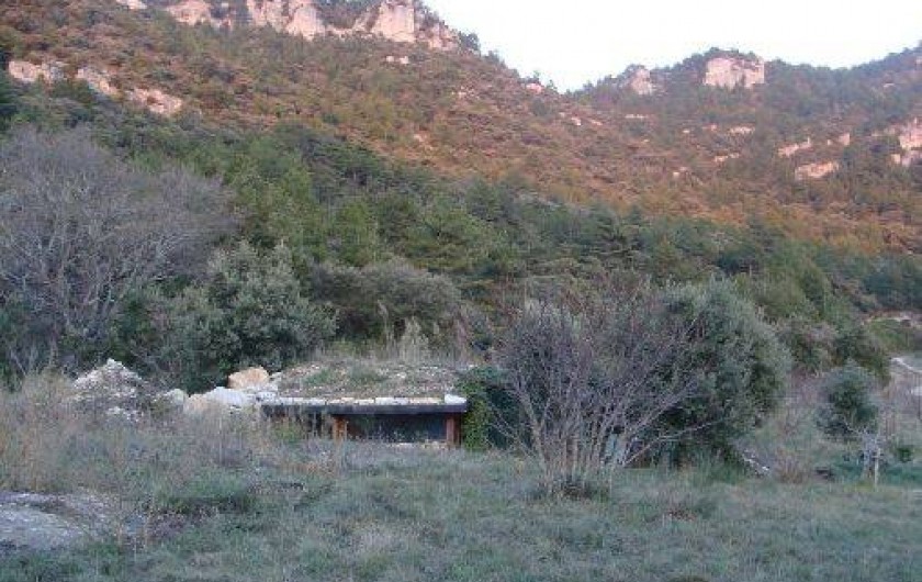Location de vacances - Mas à Saint-Privat - La maison de la Colline, bien integrée dans la nature