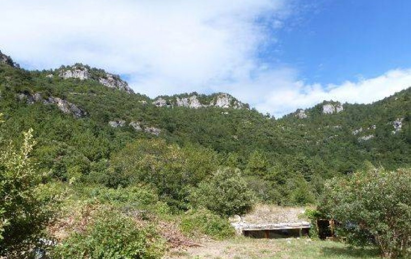 Location de vacances - Mas à Saint-Privat - La maison de la Colline avec la falaise de ca 200 m en arrière-plan