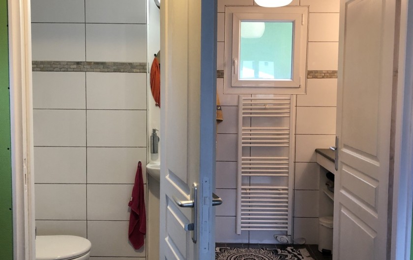 Location de vacances - Chalet à Gérardmer - WC  indépendant de la salle de bains avec petit lavabo