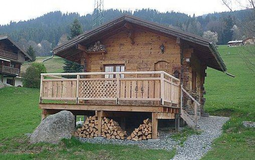 Location de vacances - Chalet à Megève - devant du chalet avec grande terrasse