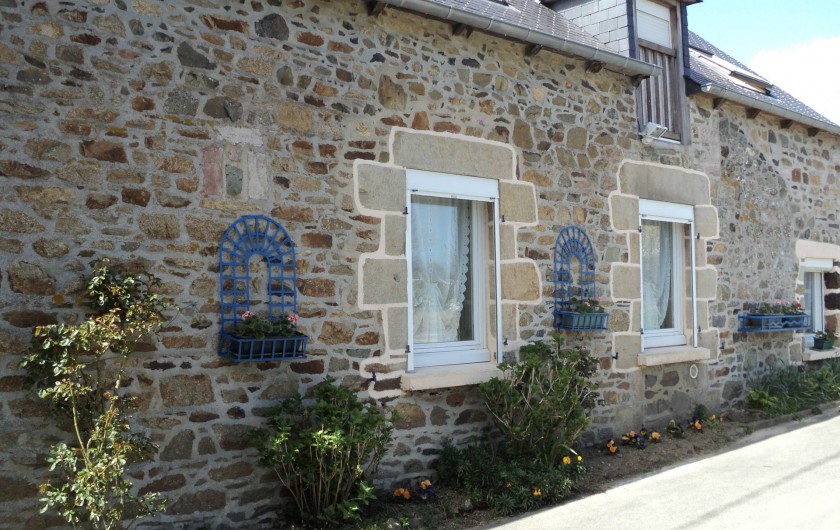 Location de vacances - Gîte à Planguenoual - Façade fleurie en été