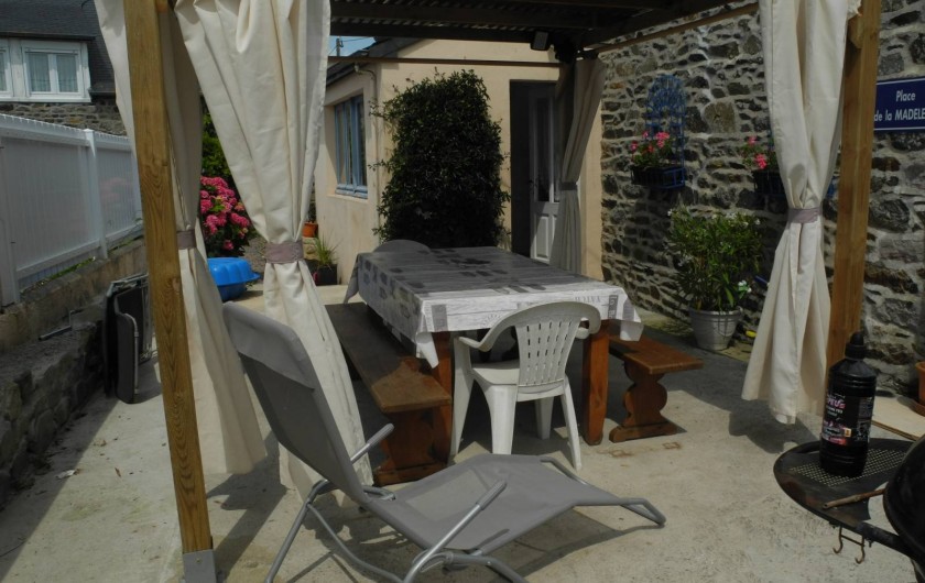 Location de vacances - Gîte à Planguenoual - terrasse sous pergola très agrèable ,ensoleillèé